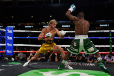 Sukses Tahan Mayweather, ...