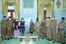 Pemkab Serang Salurkan...