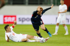 Ladeni Wales, Xhaka...