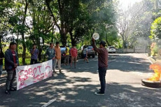DPRD, Mahasiswa dan...