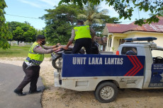 Tabrak Pohon Pengendara...