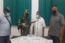 Bawa Senapan Laras Panjang...