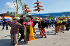 Pengantin Itu Tergilas...