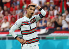 Cristiano Ronaldo Singkirkan...