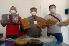 Geger, 8 Paket Besar...
