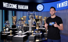 Hakan Calhanoglu Resmi...