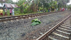 Berdiri di Tengah Rel,...