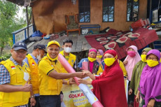 Partai Golkar Salurkan...