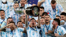 Messi Persembahkan Gelar...