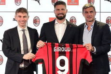 Olivier Giroud Pakai...