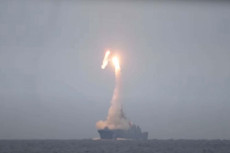 Kapal Perang Rusia Tembakkan...