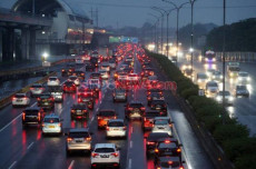 Lewat Tol Cikampek,...