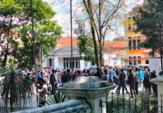 Ratusan Massa Geruduk...