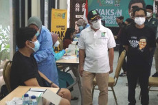 Vaksinasi Hari Kedua,...