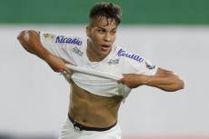 Bikin Milan Gigit Jari,...