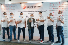 Gempita HUT Kelima Bank...