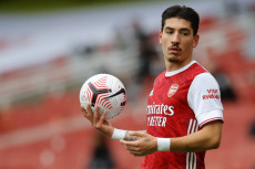Bellerin Dapat Lampu...