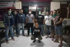 Menculik dan Mengeroyok,...