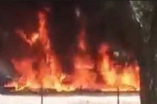 Mobil Meledak dan Terbakar...