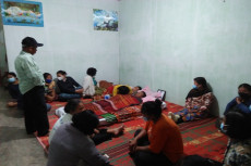 Berteduh di Gubuk Kecil...