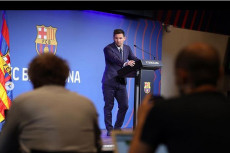 Terbang ke Paris, Lionel...