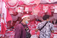 Curhat Pedagang Atribut...