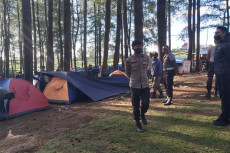 Warga yang Camping di...