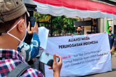 Protes Harga Ayam Anjlok,...
