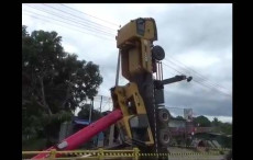 Crane Terbalik Saat...