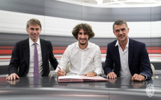 AC Milan Resmi Rekrut...
