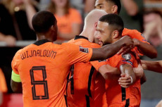 Turunkan Debutan Belanda...