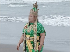 Wanita Berkostum Nyi...