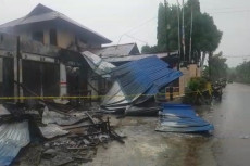 Gedung di Belakangnya...