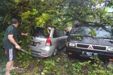 Hujan Angin, 4 Mobil...