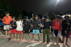 Tawuran Tengah Malam,...