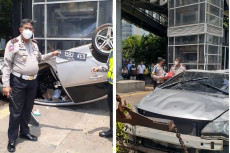 Sedan Terguling di Depan...