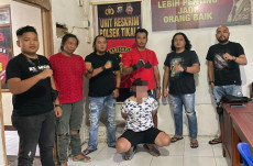 Setahun Lebih Buron,...
