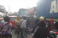 Tolak Truk Besar Melintas,...
