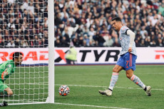 Ronaldo Bikin Gol Lagi,...