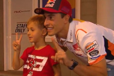 Marc Marquez Beri Kado...