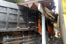 Tronton Tabrak Rumah...