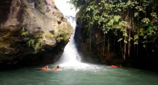 Asyik Berenang, Wisatawan...