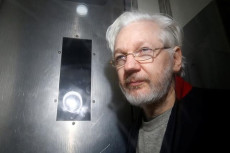 CIA Ingin Habisi Assange,...