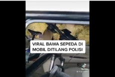 2 Polisi Penilang Mobil...