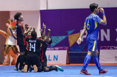 Kalahkan Juara Bertahan,...