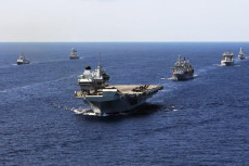 Kapal Perang China Bayangi...