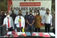 Jadi Pemandu Karaoke...