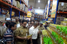 Anies Ajak Lansia dan...