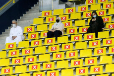 Arab Saudi Izinkan Stadion...