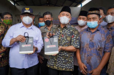 Luncurkan Cangkul Merah...